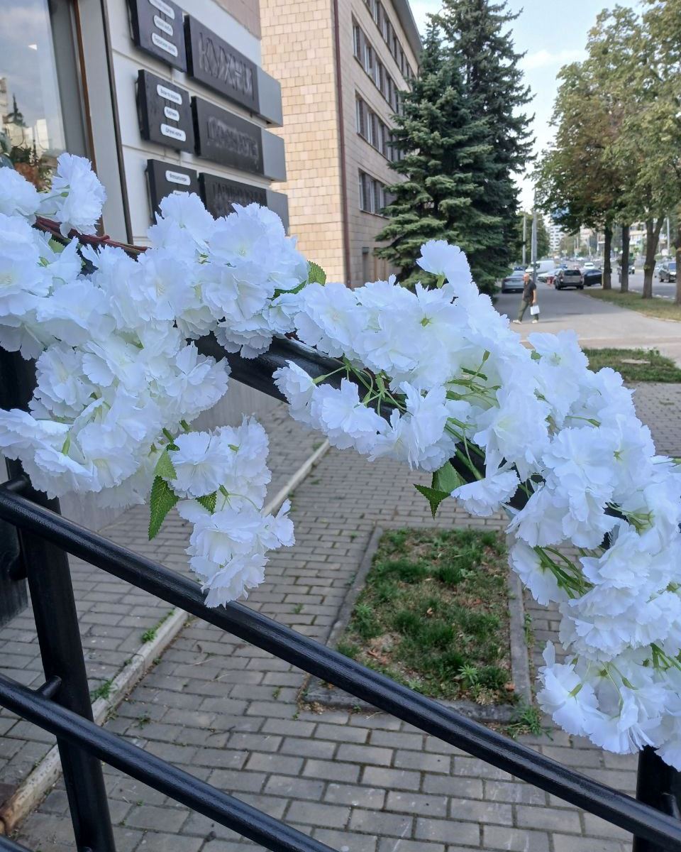 Штучна рослина Сакура, гілка, 100 см, біла
